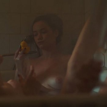 Голая Анна Адамович