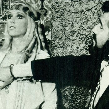 Голая Микаэла Мартин